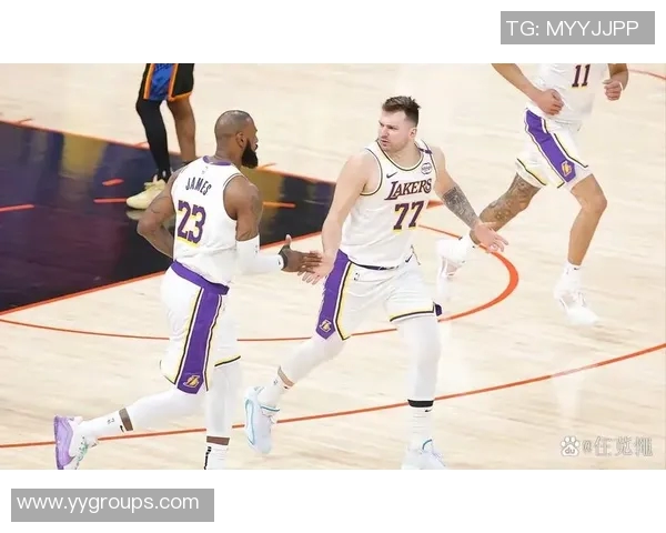 湖人对战雷霆第三场精彩回顾与赛后分析展现球队实力与战术较量